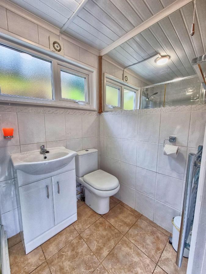 Caswell Beach Chalet 70 Located In Gower Peninsula Swansea Exterior photo